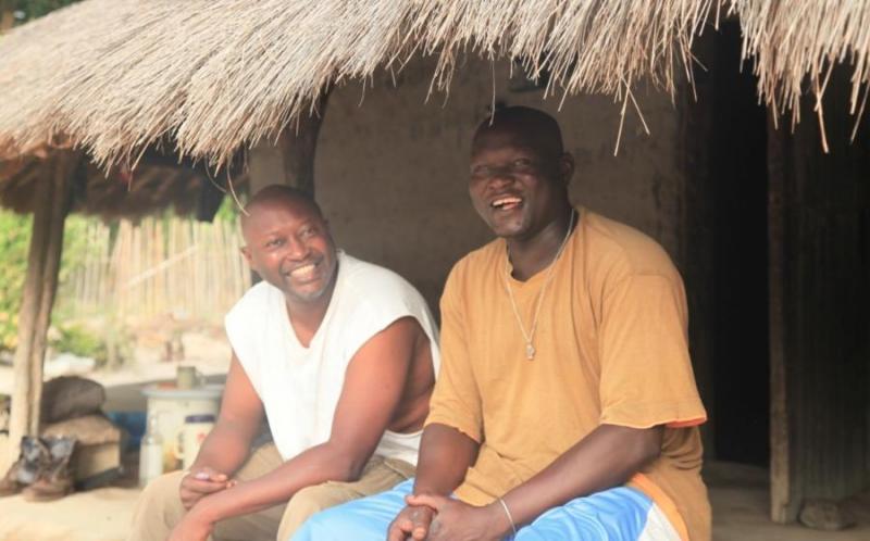 Christian Thiam (à gauche) avec le chef militaire Rambo de la faction du MFDC contrôlée par César Atoute Badiate