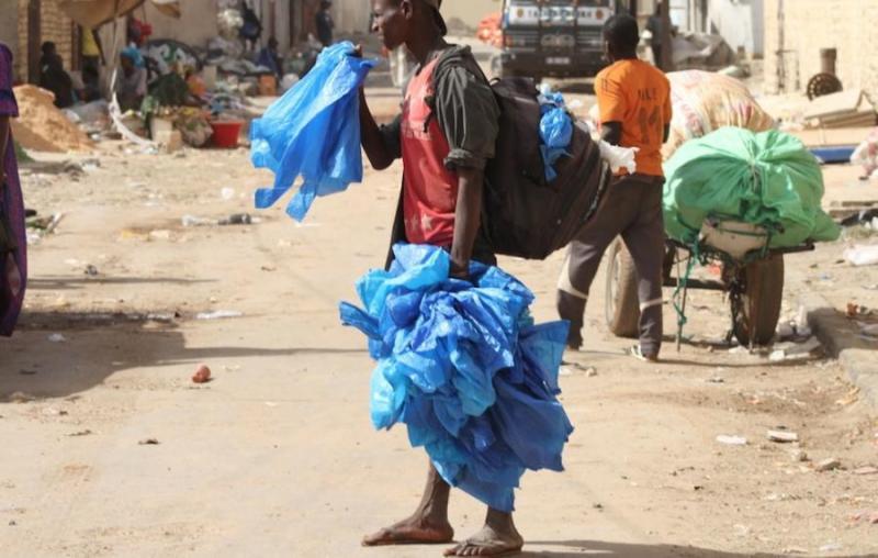 A Dakar, le sachet d'eau en plastique, on le boit et on le jette