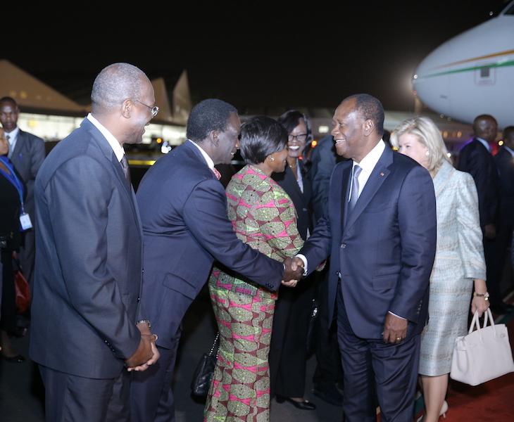 Mamadi Diané serrant la main au président Alassane Ouattara